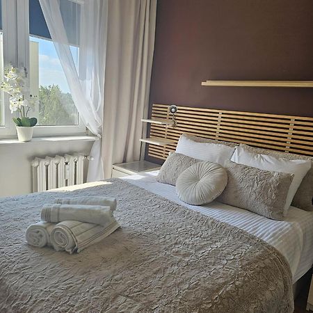 Apartment In Zyrardow 10Min To Suntago Exterior foto